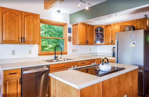 Bryson City Cabina | Majestic View Bryson City: Hot Tub + Pool Table + Amazing Views + Pet Friendly