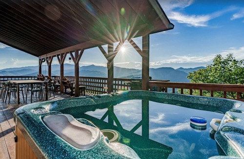 Bryson City Cabina | Majestic View Bryson City: Hot Tub + Pool Table + Amazing Views + Pet Friendly