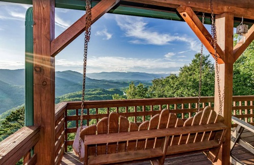 Bryson City Cabina | Majestic View Bryson City: Hot Tub + Pool Table + Amazing Views + Pet Friendly