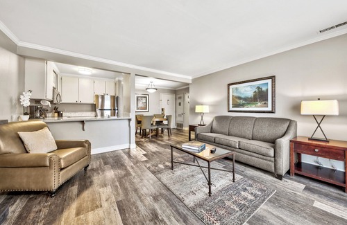 South Lake Tahoe Hotel | Majestic Views! 1BR Accommodation w/ Kitchen! Breakfast, Pets Allowed!