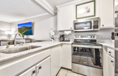 South Lake Tahoe Hotel | Majestic Views! 1BR Accommodation w/ Kitchen! Breakfast, Pets Allowed!