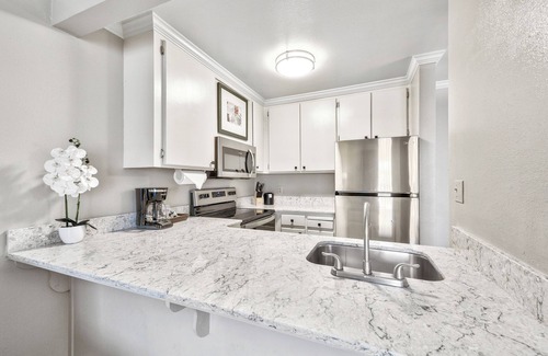 South Lake Tahoe Hotel | Majestic Views! 1BR Accommodation w/ Kitchen! Breakfast, Pets Allowed!