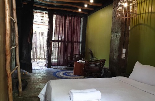 Alfonso Cama Y Desayuno | Maka-Kalinaw 5 Wabi sabi Room, Forest Deck View