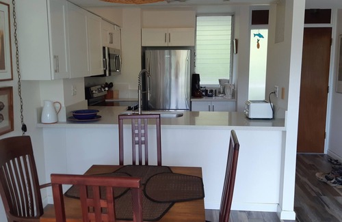 Makaha Condominio | Makaha Valley Towers 1 BR - Muy pintoresco y recientemente renovado!