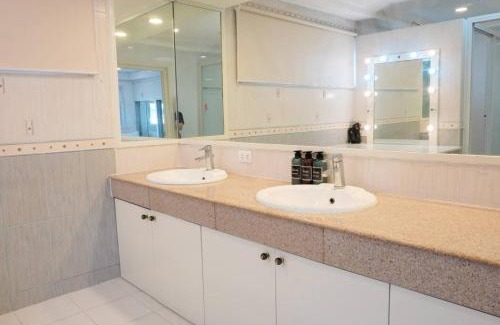 Guadalupe Nuevo Casa | Makati Altean Apartment (Delfin Room)