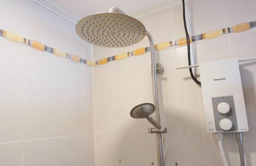 Guadalupe Nuevo Casa | Makati Altean Apartment (Leonora Room)