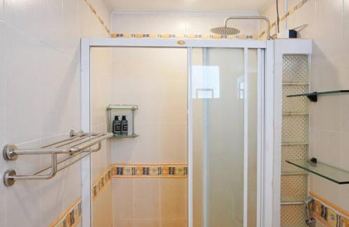 Guadalupe Nuevo Casa | Makati Altean Apartment (Leonora Room)