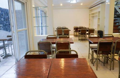Guadalupe Nuevo Casa | Makati Altean Apartment (Maura Room)
