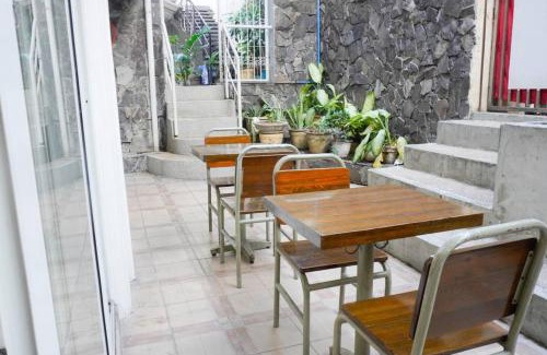 Guadalupe Nuevo Casa | Makati Altean Apartment (Maura Room)