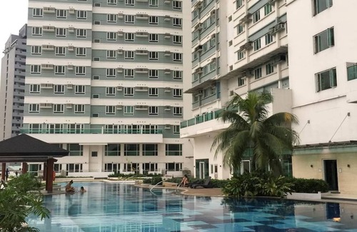 Legazpi Village Apartamento | Makati Luxury - Amazing Views - Food, Shops, Nightlife Steps Away