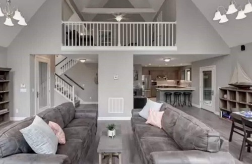 Leesville Chalet De Esquí | Make Memories at our Spacious 5 Bedroom Lake House right on Lake Murray!