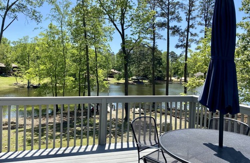Leesville Chalet De Esquí | Make Memories at our Spacious 5 Bedroom Lake House right on Lake Murray!