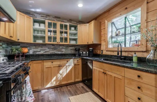 Sapphire Cabina | 'Make Your Mark' Cozy Sapphire Cabin with Hot Tub