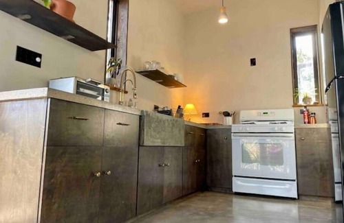 Fredericksburg Casa | Maker's tree tower on 5 wooded acres, peaceful and unplugged