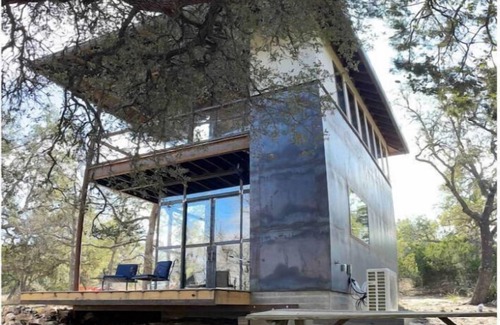 Fredericksburg Casa | Maker's tree tower on 5 wooded acres, peaceful and unplugged
