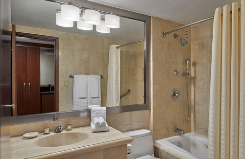 Sunny Isles Beach Complejo | Making The Best Memories Along The Way! 2 Convenient Units, Pool, Pets Allowed