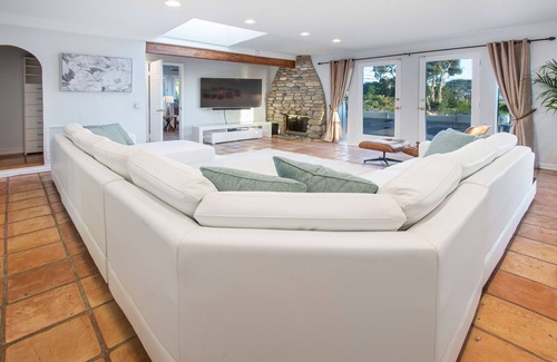 Central Malibu Villa | Malibu Beach House Sweeping Panoramic Views Walk 2 beach