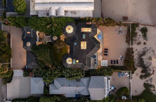 Western Malibu Complejo | Malibu Dunes by Fieldtrip Expansive Hamptons-Style Estate w Private Beach Backyard