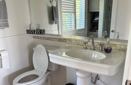 Big Bay Point Cabaña | Malibu Inspired 2-Bedroom Lakefront cottage in Big Bay Point. 45 min from GTA!