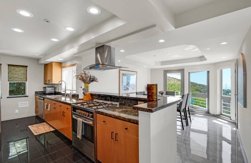 Malibu Casa | Malibu Seaside Serenity: Expansive Ocean Views Await - Family & Pet-Friendly!