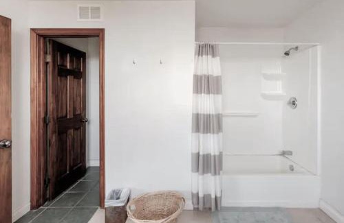 Central Malibu Casa | Malibu Ocean Villa with King Bed, Hot Tub, Beach, BBQ