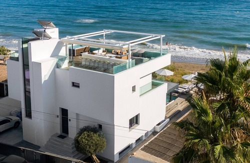 Urbanizacion Costabella Villa | Villa de playa "estilo Malibu" en Marbella *****