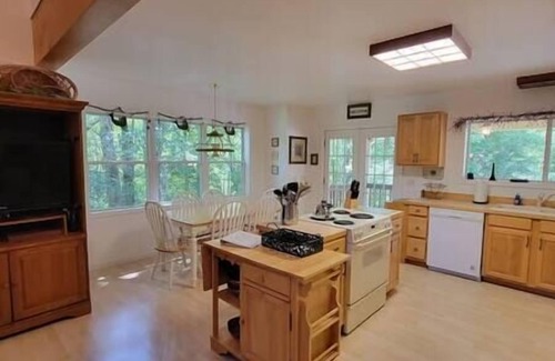 Almond Cabina | Mallard Cove - lakeside pets WiFi, Mallard Cove - lakeside pet friendly