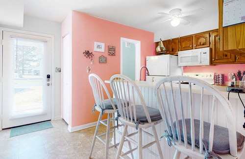 Selbyville Casa | Mallard Lakes Home Overlooking the Water w/Private W/D, Shared Pool, WiFi