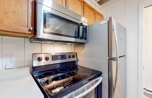 Selbyville Casa | Mallard Lakes townhouse in peaceful community with pool, hot tub, fishing pier