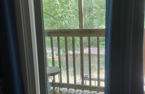 Olivehill Cabina | Mama Bears Cozy Creekside Cabin at Up The Creek
