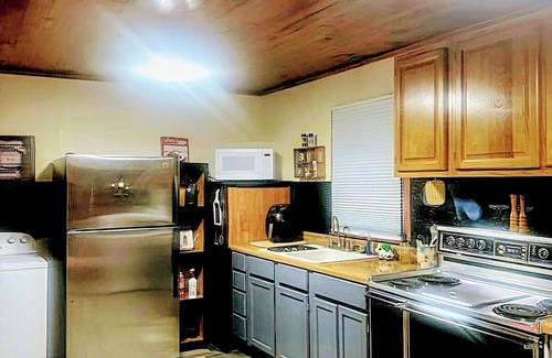 Como Casa | Mama Jean's Pillowville Home- Charming 2-bedroom house in Gleason with WiFi