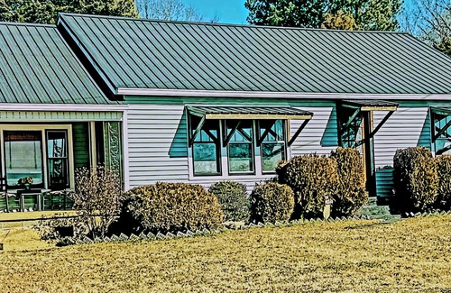 Como Casa | Mama Jean's Pillowville Home- Charming 2-bedroom house in Gleason with WiFi