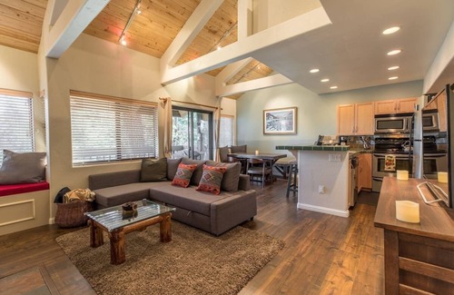 Majestic Pines Condominio | Mammoth Basecamp Views & Close to Village & Eagle A/C & Fireplace