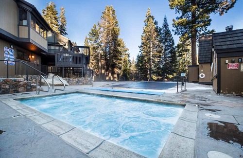Majestic Pines Condominio | Mammoth Basecamp Views & Close to Village & Eagle A/C & Fireplace