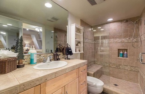 Majestic Pines Condominio | Mammoth Basecamp Views & Close to Village & Eagle A/C & Fireplace