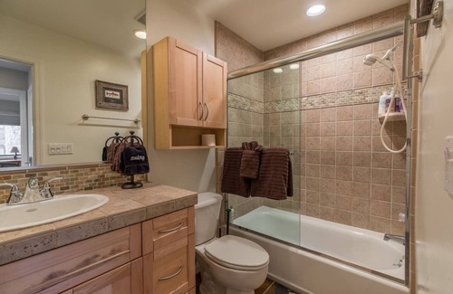Majestic Pines Condominio | Mammoth Basecamp Views & Close to Village & Eagle A/C & Fireplace