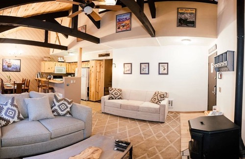 Mammoth Lakes Casa | Mammoth Cozy-Local Family Owned, 2 Bedroom/2 Bath with Garage, Close to Lifts