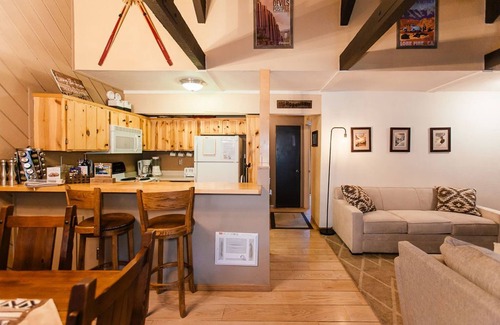Mammoth Lakes Casa | Mammoth Cozy-Local Family Owned, 2 Bedroom/2 Bath with Garage, Close to Lifts