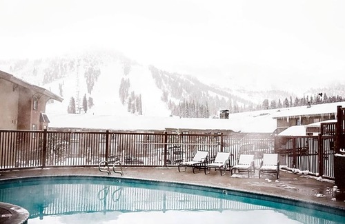 Mammoth Lakes Apartamento | Mammoth Mountain Inn provides flawless service and all the necessary facilities for visitors .