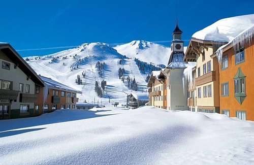 Mammoth Lakes Apartamento | Mammoth Mountain Inn provides flawless service and all the necessary facilities for visitors .