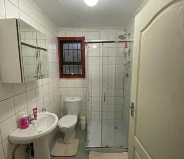 Greater Johannesburg Metropolitan Area Apartamento | Man and Dog Log Cabin