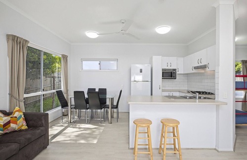 Mid North Coast Waterfront Casa | MANA, part of the Ohana Surf Bungalows (<5 minute walk to beach and shops).