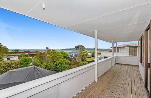 One Tree Point Casa | Manaia View - One Tree Point Holiday Home
