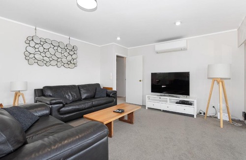 One Tree Point Casa | Manaia View - One Tree Point Holiday Home