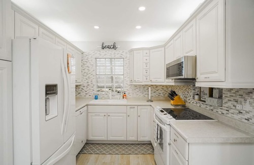 Bayshore Gardens Casa | Manatee Cove: Private Oasis with Wildlife, Hot Tub & Fun Game Room!