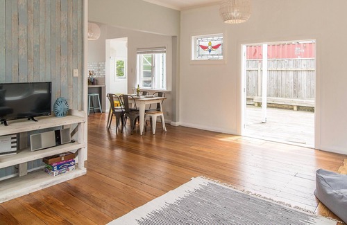 Raumati Beach Cabaña | Manawa o Raumati - Raumati Beach Holiday Home
