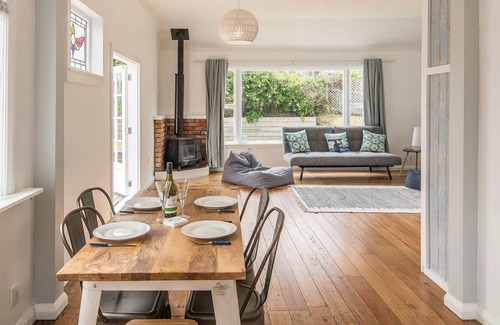Raumati Beach Cabaña | Manawa o Raumati - Raumati Beach Holiday Home