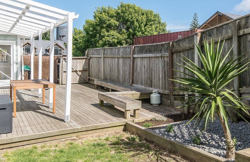 Raumati Beach Cabaña | Manawa o Raumati - Raumati Beach Holiday Home
