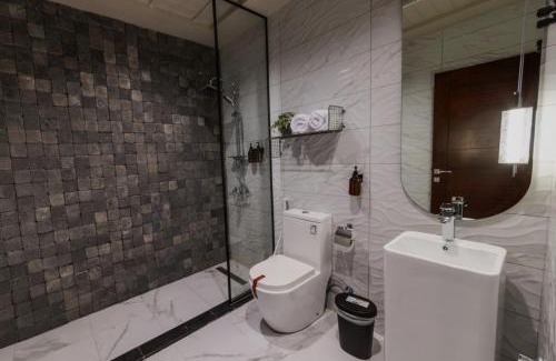 Hera Street Apartamento | Manazel AL-Diriyah ALZahra 2BR Stylish Stay 75TV 6