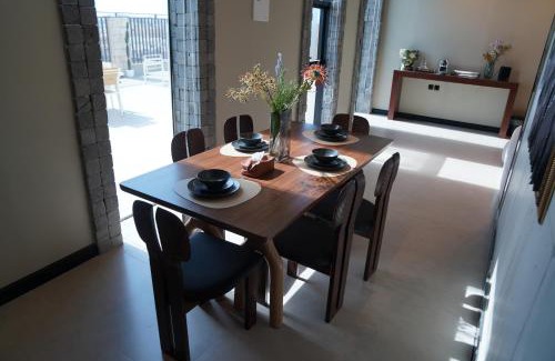 Hera Street Apartamento | Manazel AL-Diriyah - ALZahra 2BR Stylish Stay 75TV 35